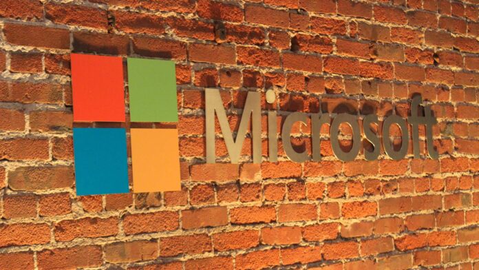 Logo de Microsoft sobre una pared de piedra