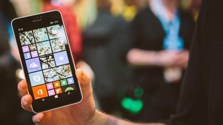 Microsoft Research muestra el smartphone con doble pantalla más curioso