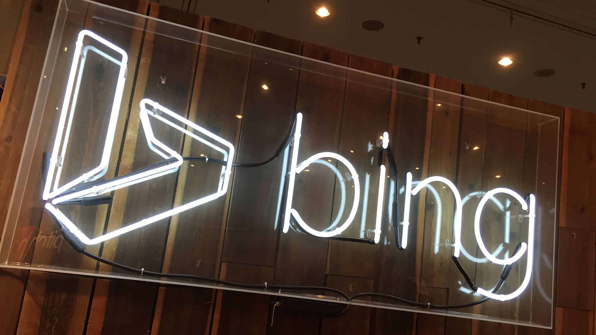 El logo de Bing en neón