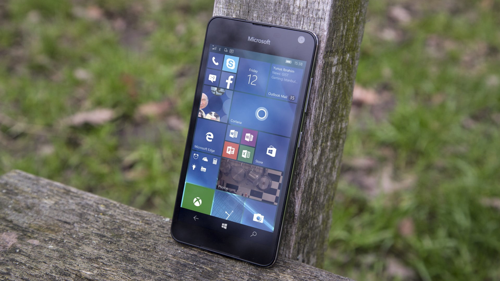 Imagen de un Lumia 650 negro