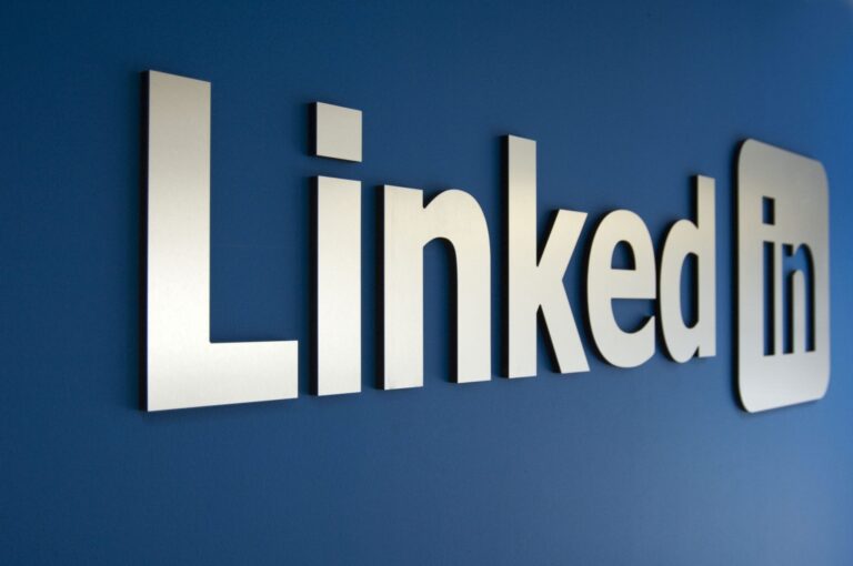 LinkedIn incorpora subtítulos, compartir citas y mejoras en la mensajería