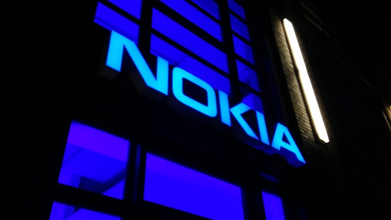 Nokia podría ser adquirida por Microsoft, otra vez