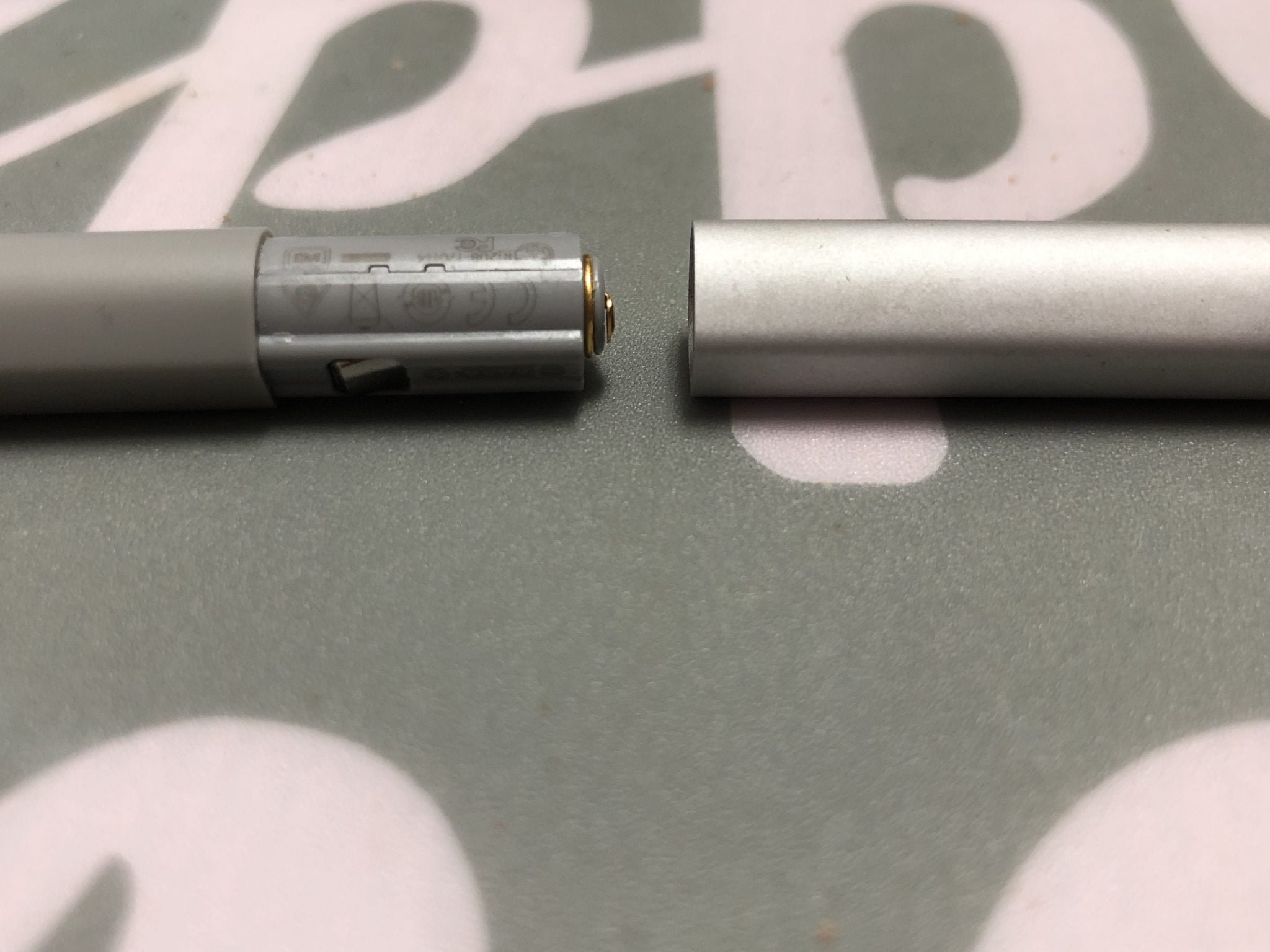 Cómo cambiar la batería en tu Lápiz para Surface sin clip