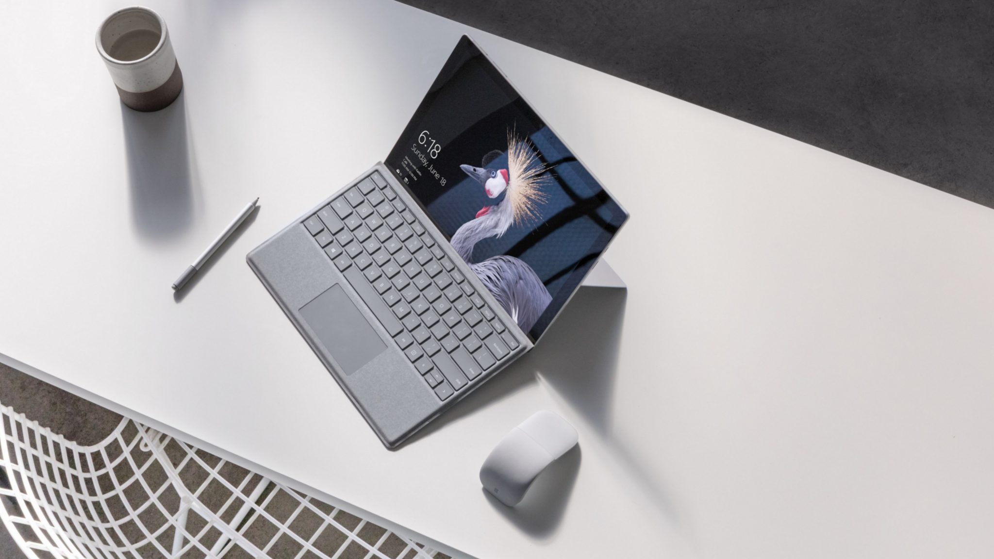 Imagen promocional de la Surface Pro junto al Surface Pen y a un ratón de Microsoft