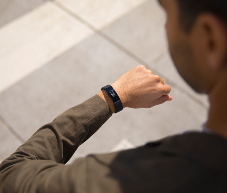 Fitbit presenta cuatro nuevos wearables con grandes precios