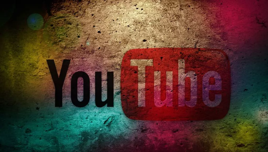Logo de YouTube sobre una pared con luces