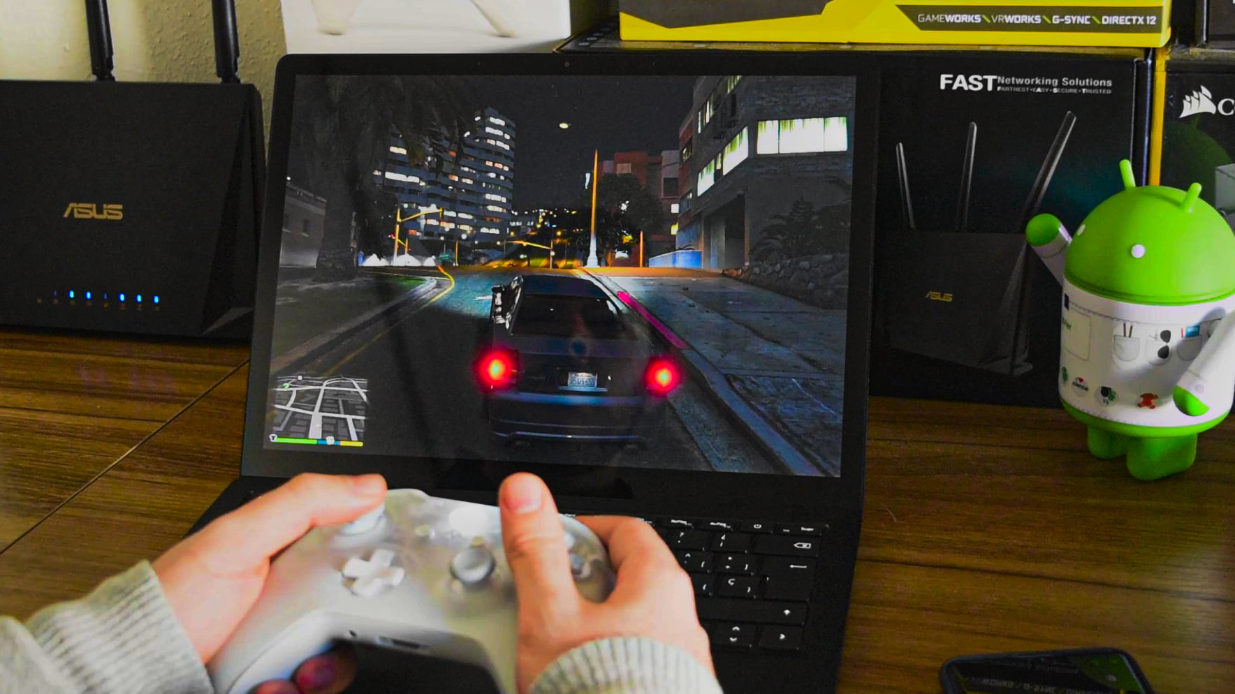 Jugando a GTA V en el Surface Laptop 3 con el mando de Xbox