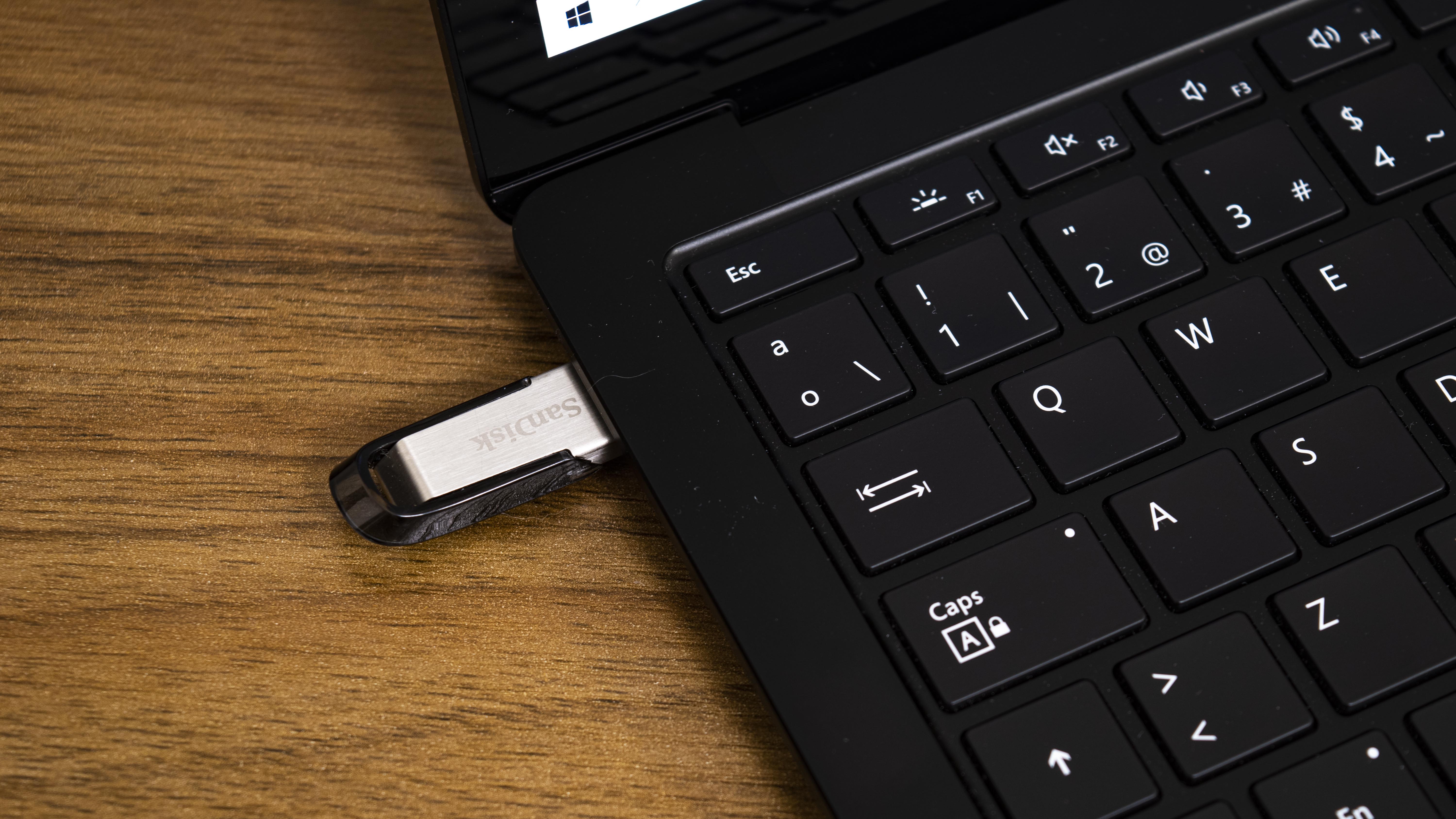 Pendrive conectado por USB al Surface Laptop 3