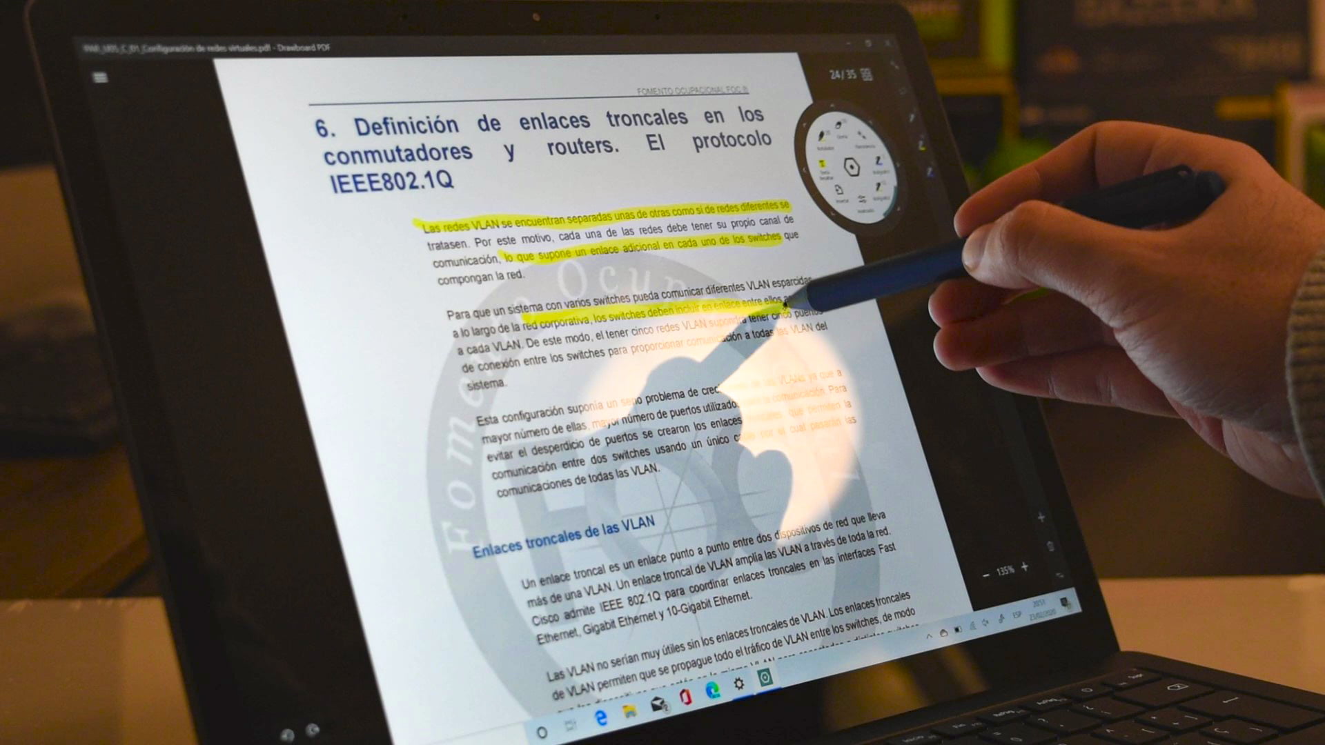 Subrayando apuntes con el Surface Pen en la pantalla del Surface Laptop 3