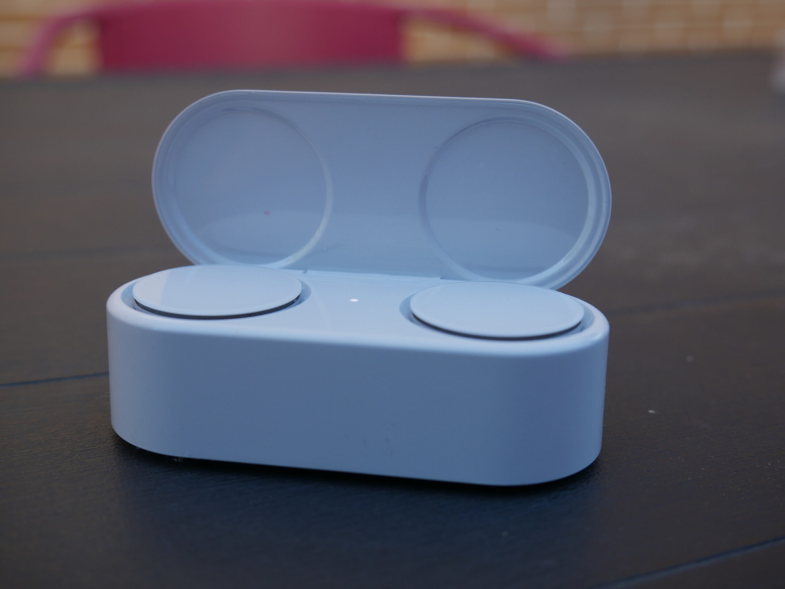 Surface Earbuds dentro de la caja
