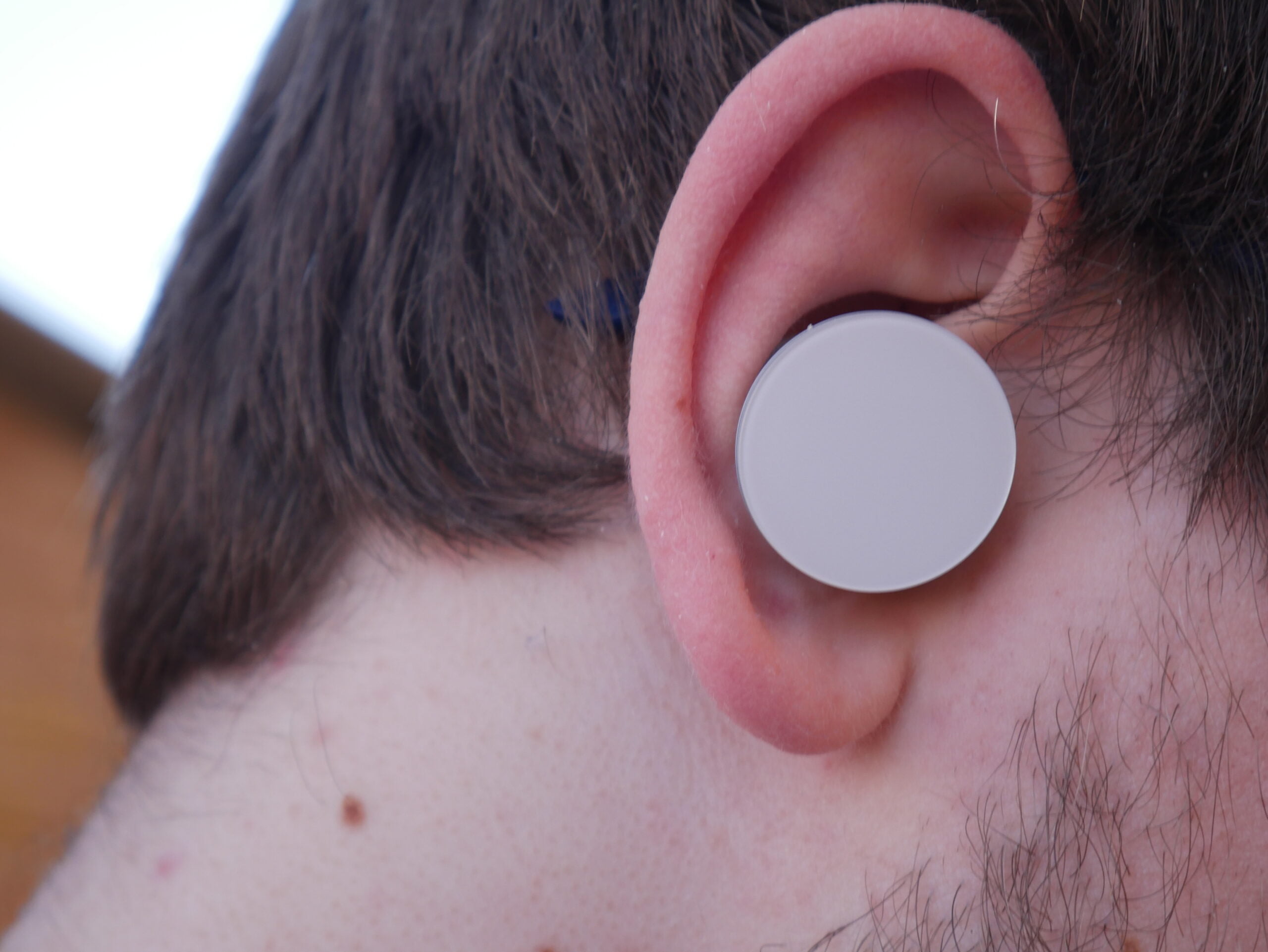 Surface Earbuds en nuestra oreja conectado