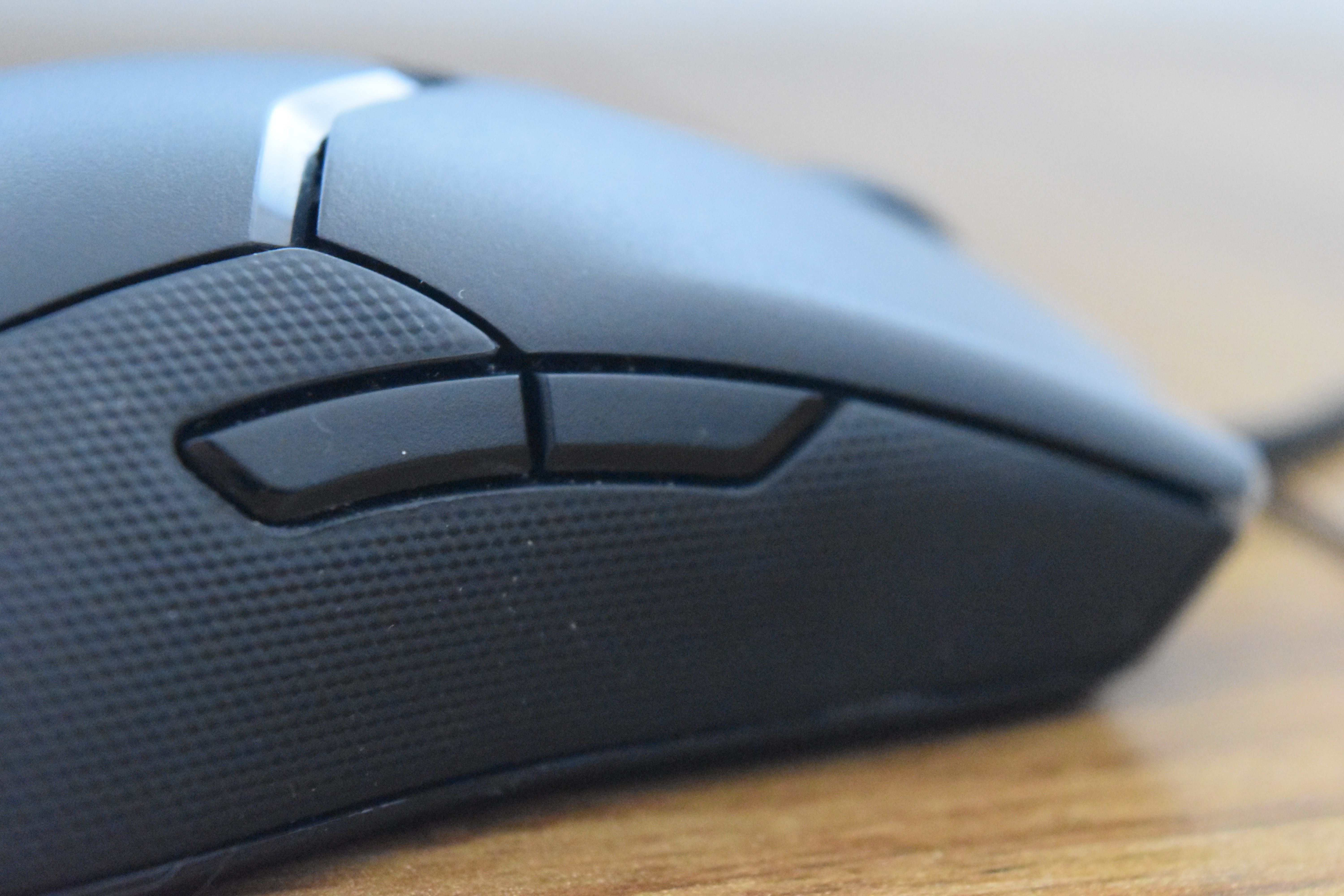Vista lateral del ratón con dos de sus botones personalizables