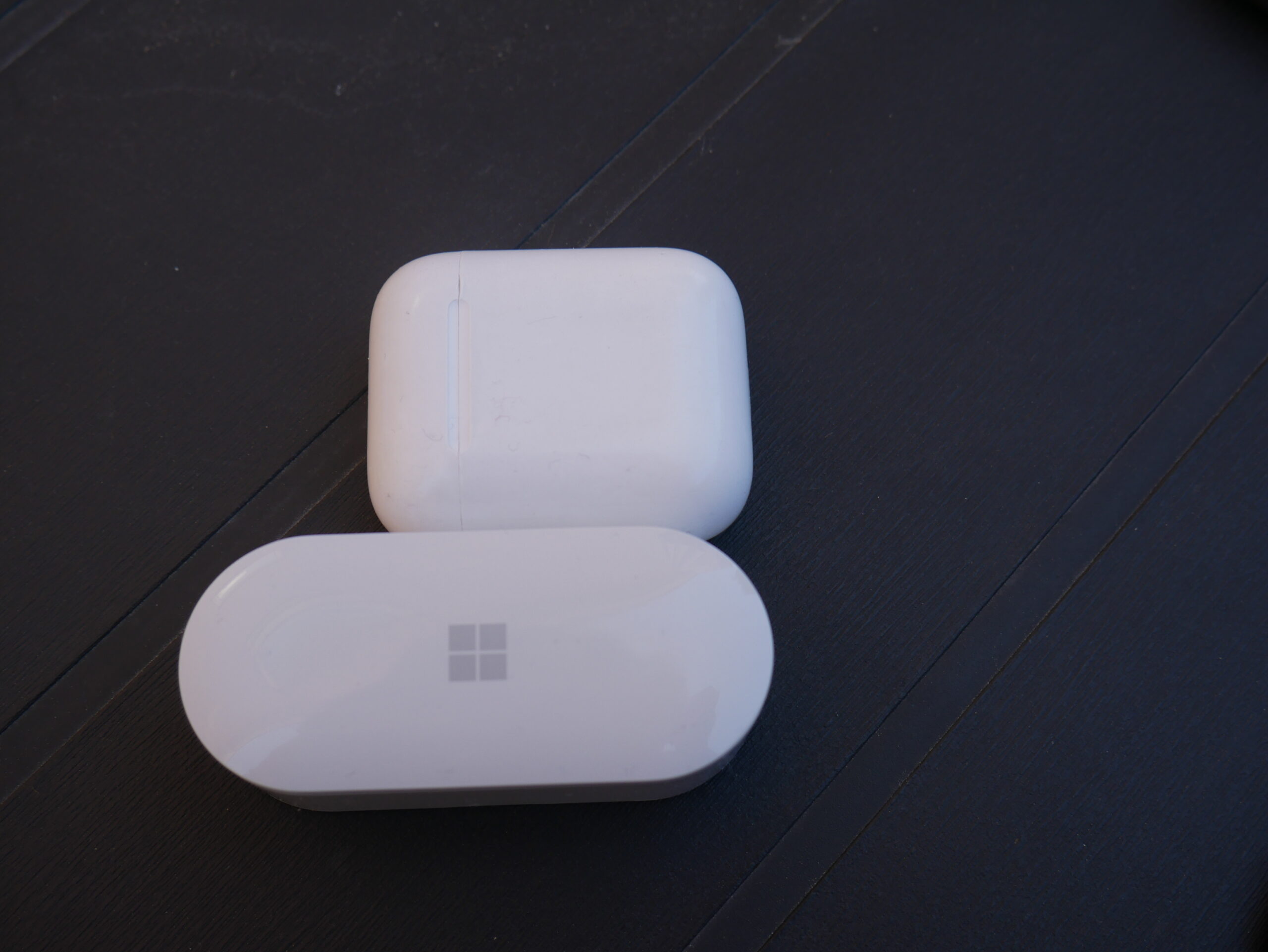Surface Earbuds y Airpods Caja 2