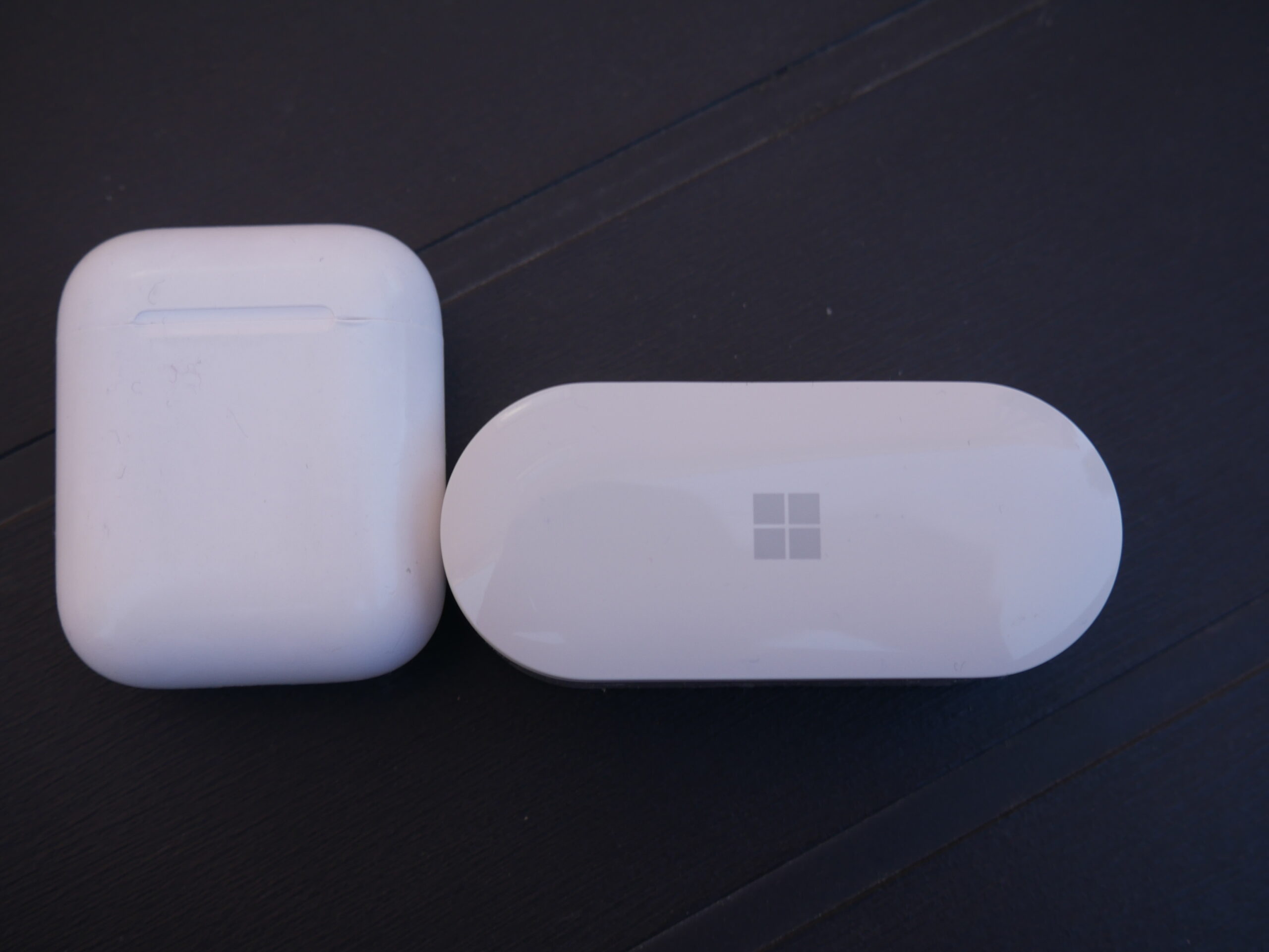 Surface Earbuds y Airpods caja