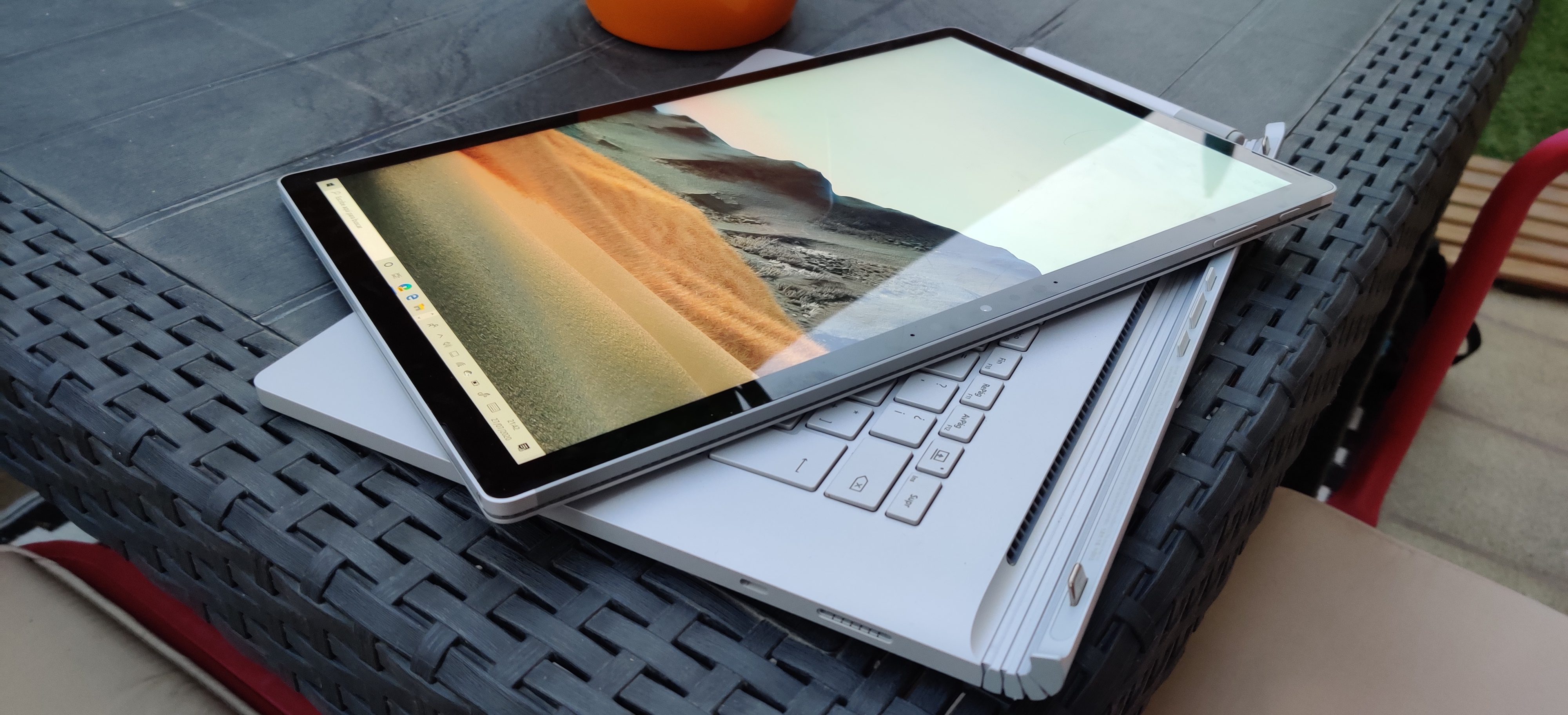 Surface Book 3 tablet encima del taclado