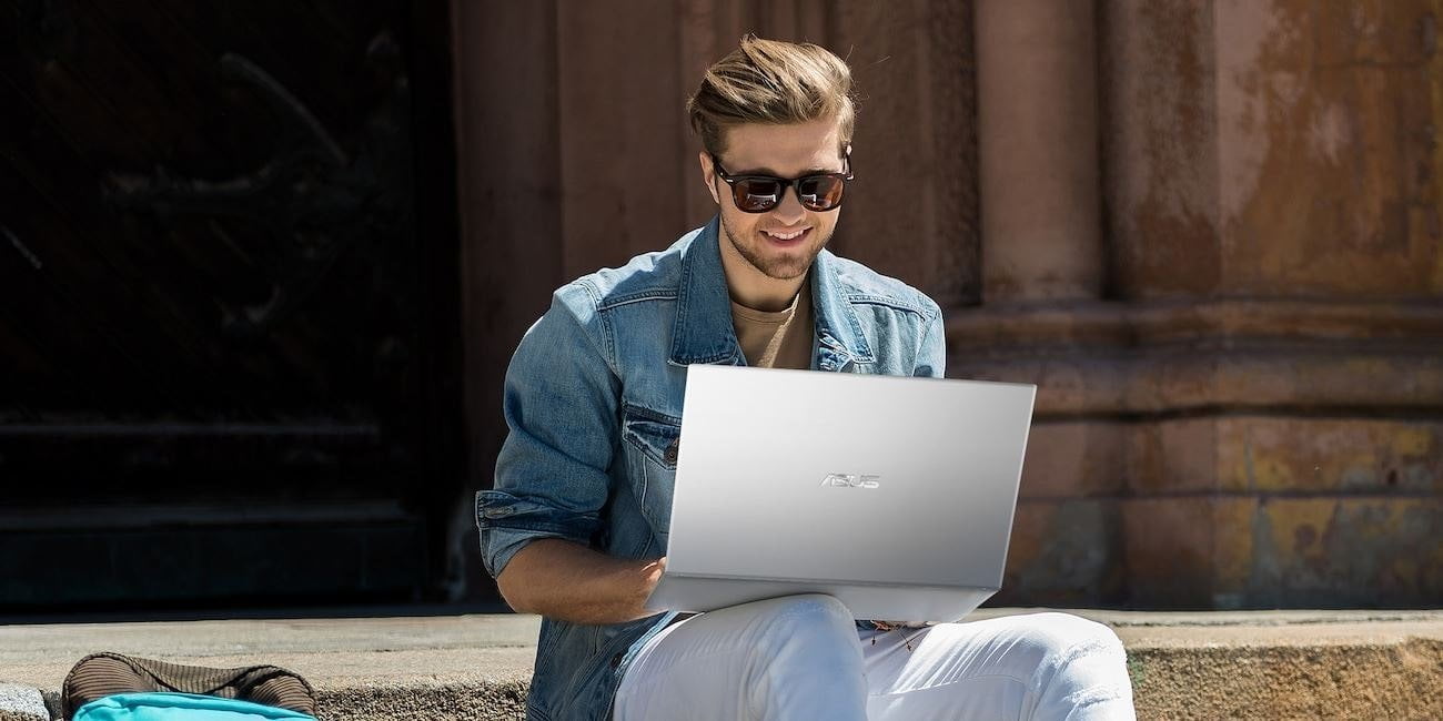 Estudiante sentado con un portátil