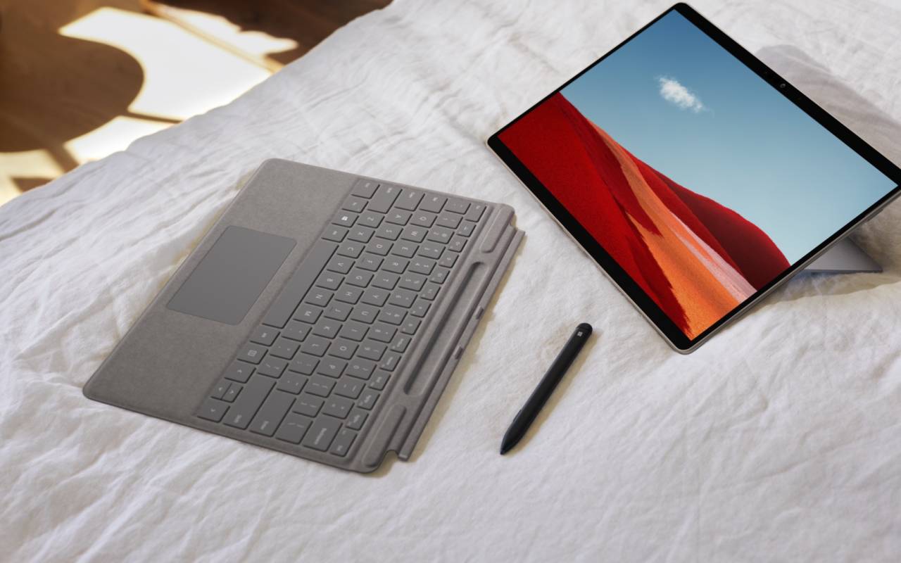 Fotografía de Surface Pro X con Windows 10 ARM, teclado y pen