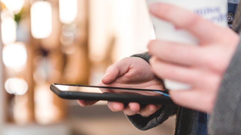 EA apuesta por los juegos en smartphones con la compra de Glu