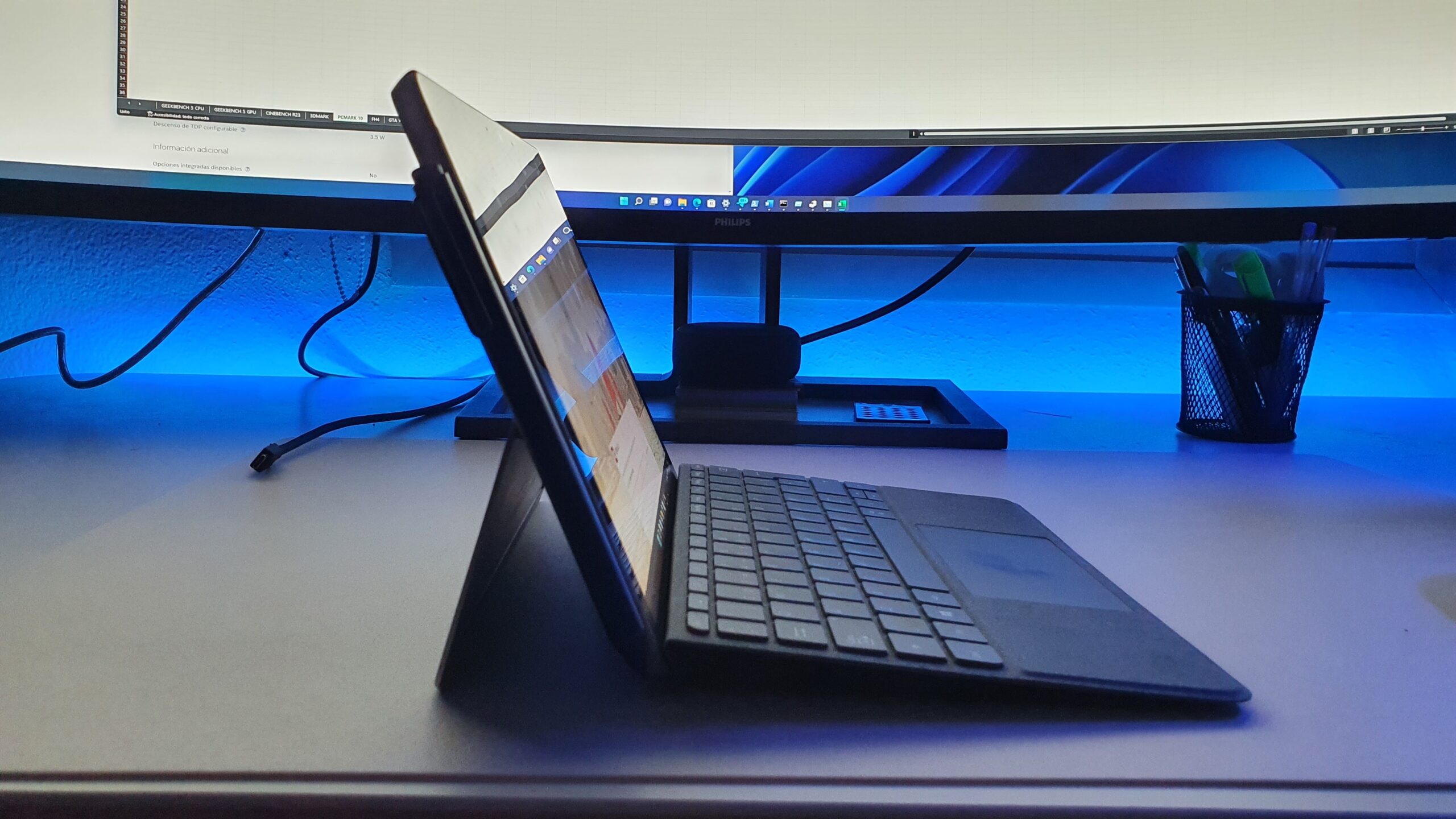 Lateral con teclado de Surface Go 3