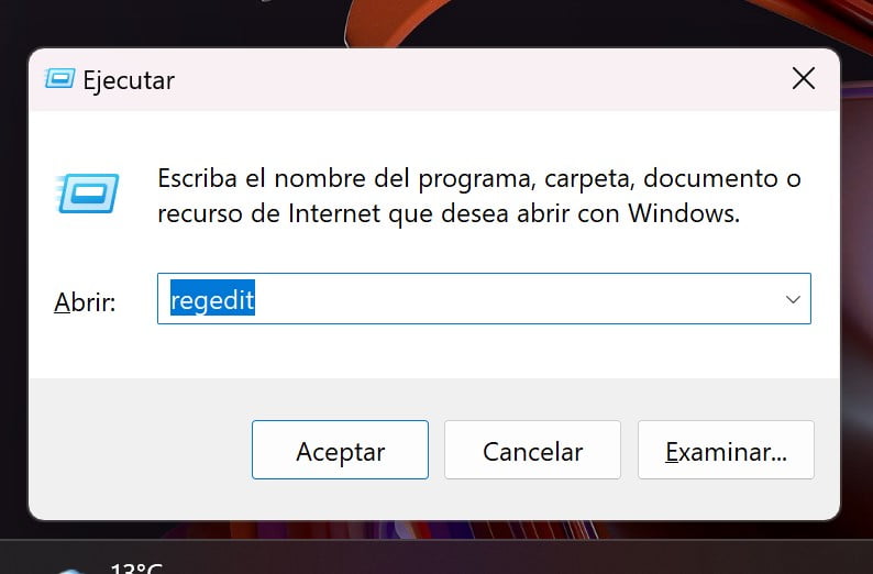 Diálogo Ejecutar en Windows 11 para abrir Regedit