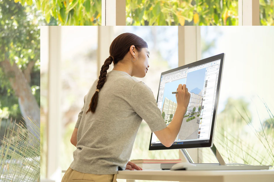 Diseñadora utilizando el Surface Pen para dibujar sobre la pantalla de Surface Studio 2 Plus