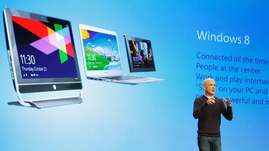 Steven Sinfosky con una diapositiva en la que muestra Windows 8 sobre un All-In-One, un portátil y una tablet