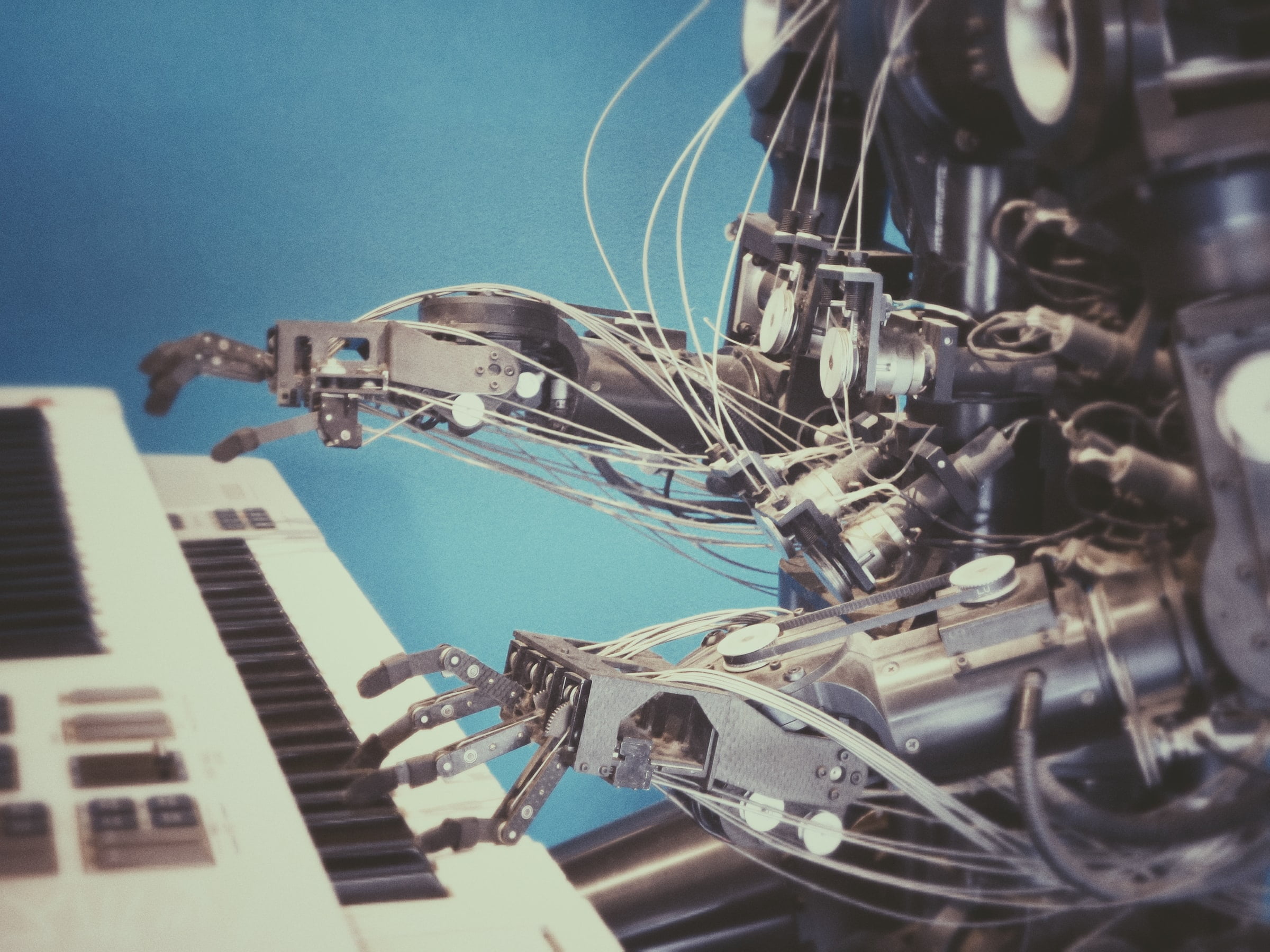 Robot tocando el piano gracias a la inteligencia artificial