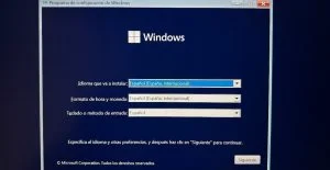 En la interfaz de instalación de Windows 11, debes seleccionar el idioma y formato de la hora
