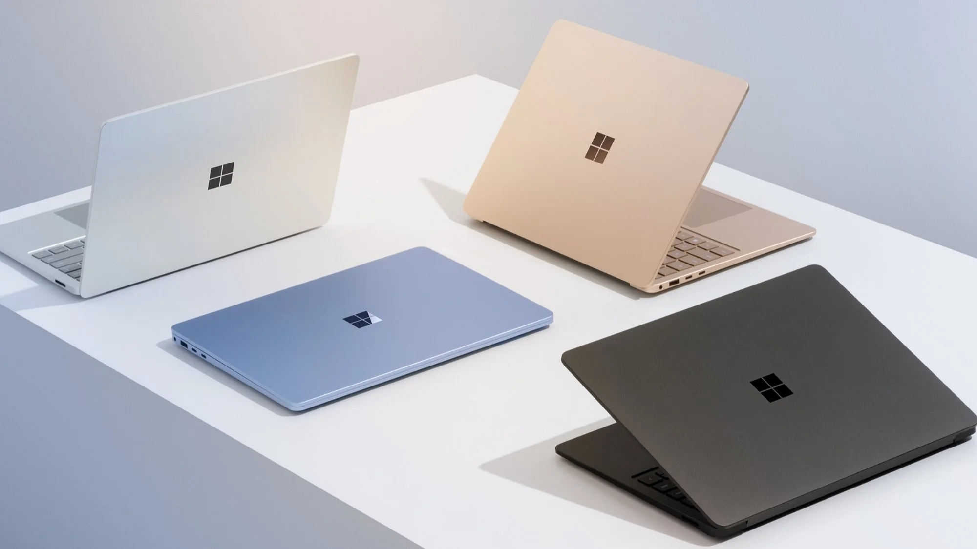 Imagen promocional de la Surface Laptop 7 con sus 4 colores disponibles: platino, negro, duna y zafiro