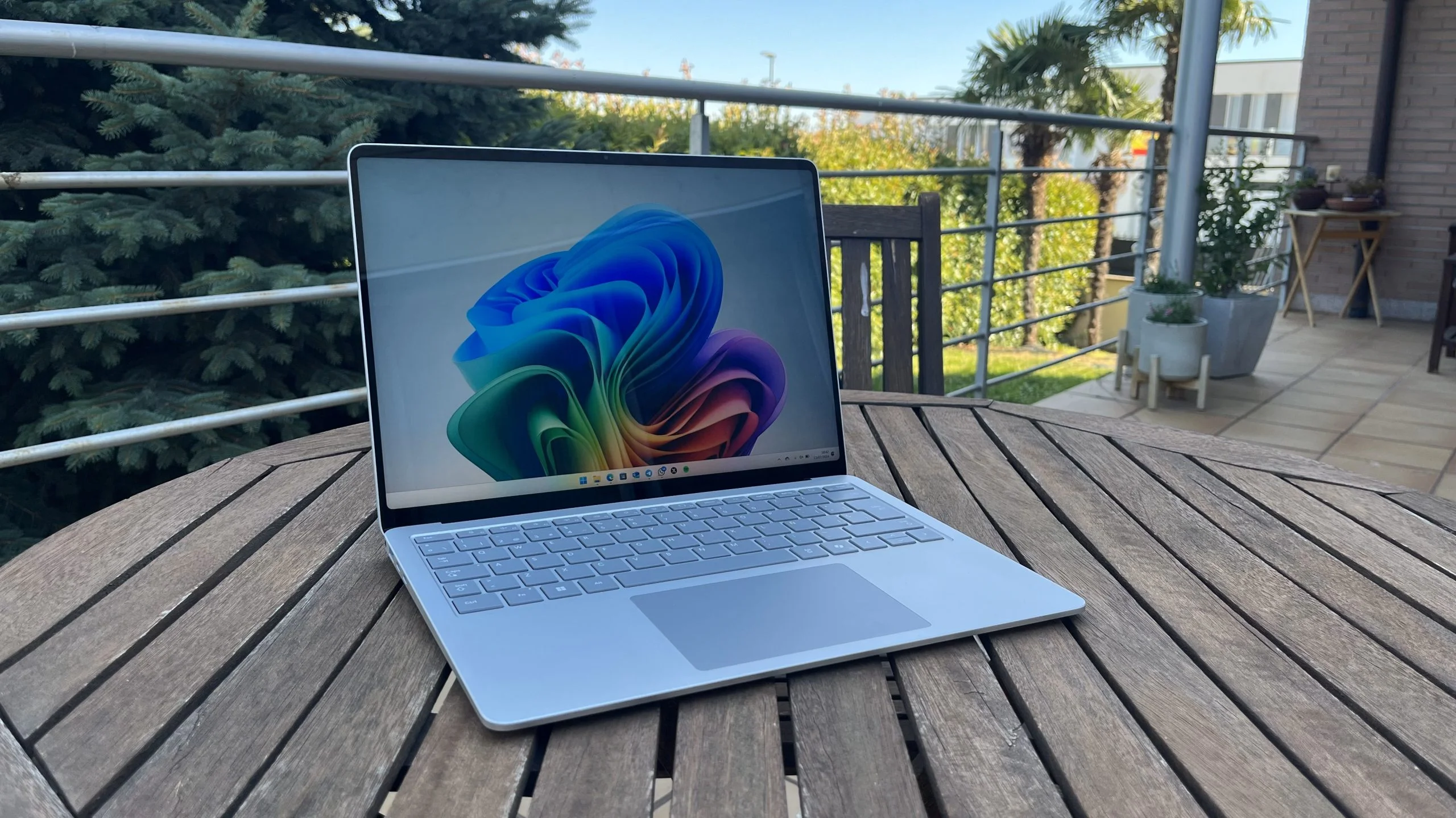 Diseño frontal de la Surface Laptop 7 de 13,8 pulgas en color platino