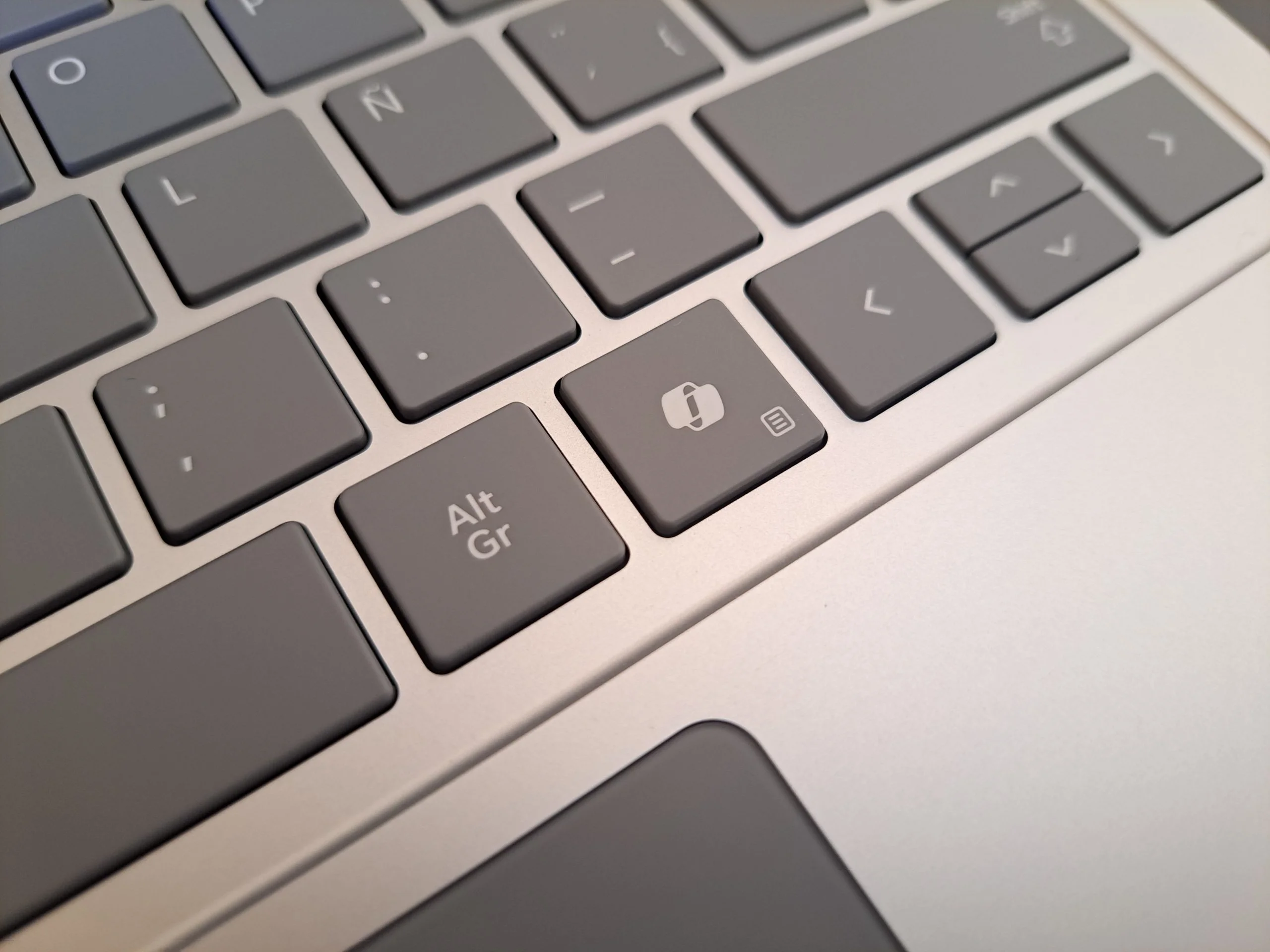 Primer plano de la tecla dedicada a Copilot en la Surface Laptop 7