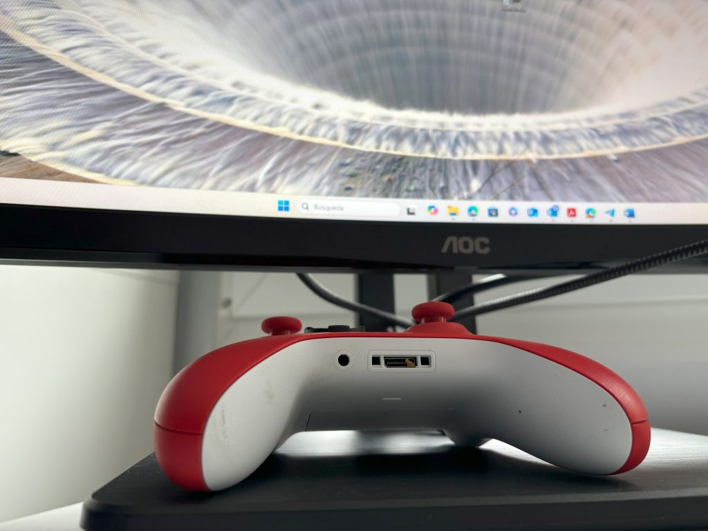 Un mando de Xbox con el monitor La conectividad del monitor AOC CU34P3CV