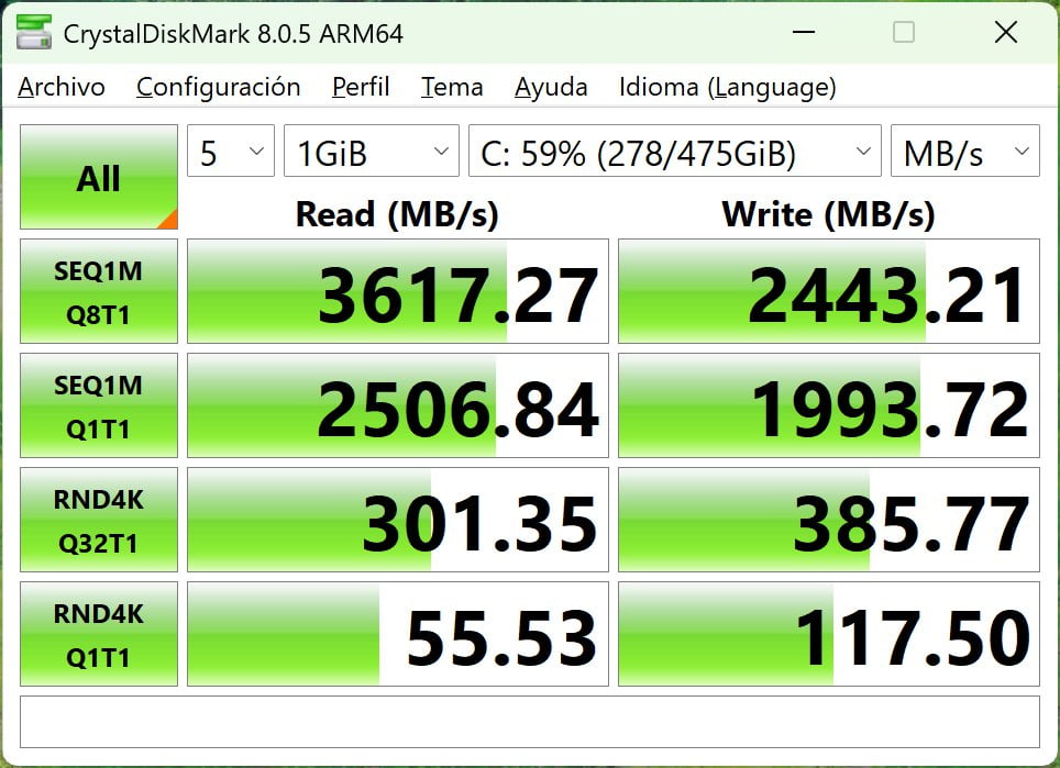 Valores gráficos del análisis del disco SSD de la Surface Pro 11 que muestran velocidades de lectura de hasta 3617 MB/s y escritura hasta 2443 MB/s