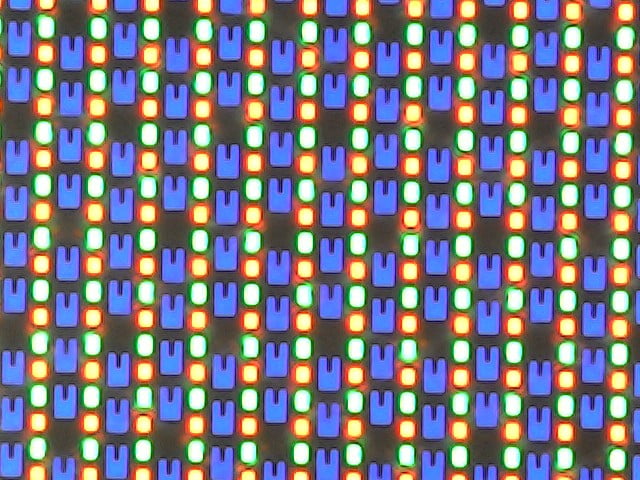 Los píxeles vistos al microscopio en la Surface Pro 11 con pantalla OLED