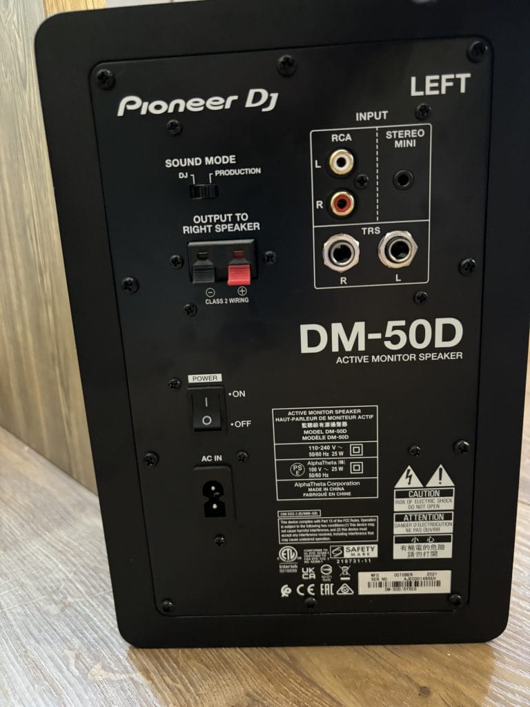 Las salidas de los altavoces Pioneer DM-50D