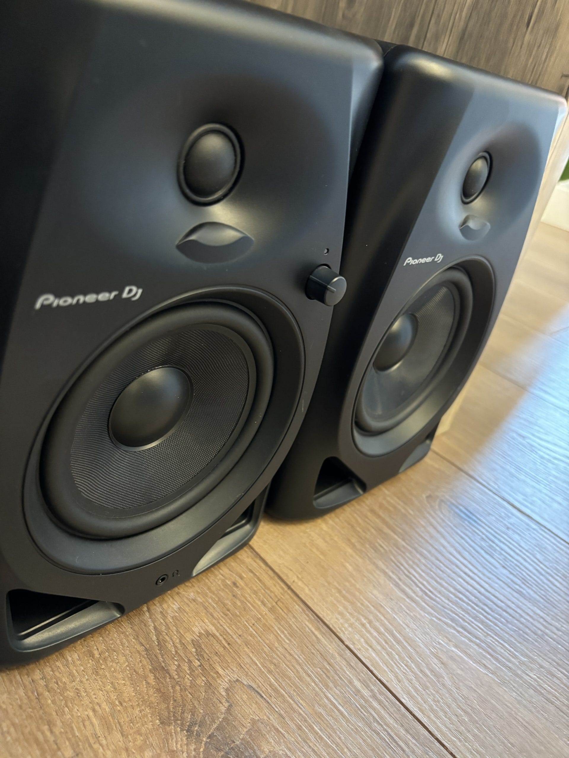 Los altavoces Pioneer DM-50D juntos