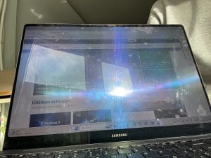 Los reflejos de la pantalla del Samsung Galaxy Book4 Ultra al sol