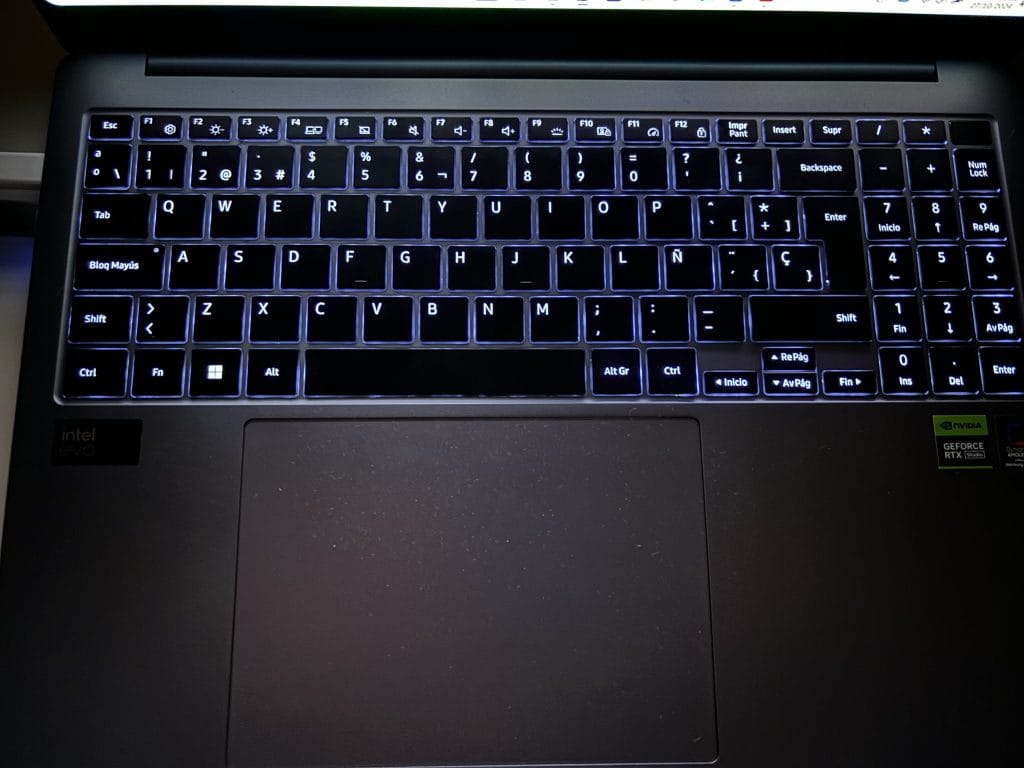 El teclado retroiluminado en el Samsung Galaxy Book4 Ultra