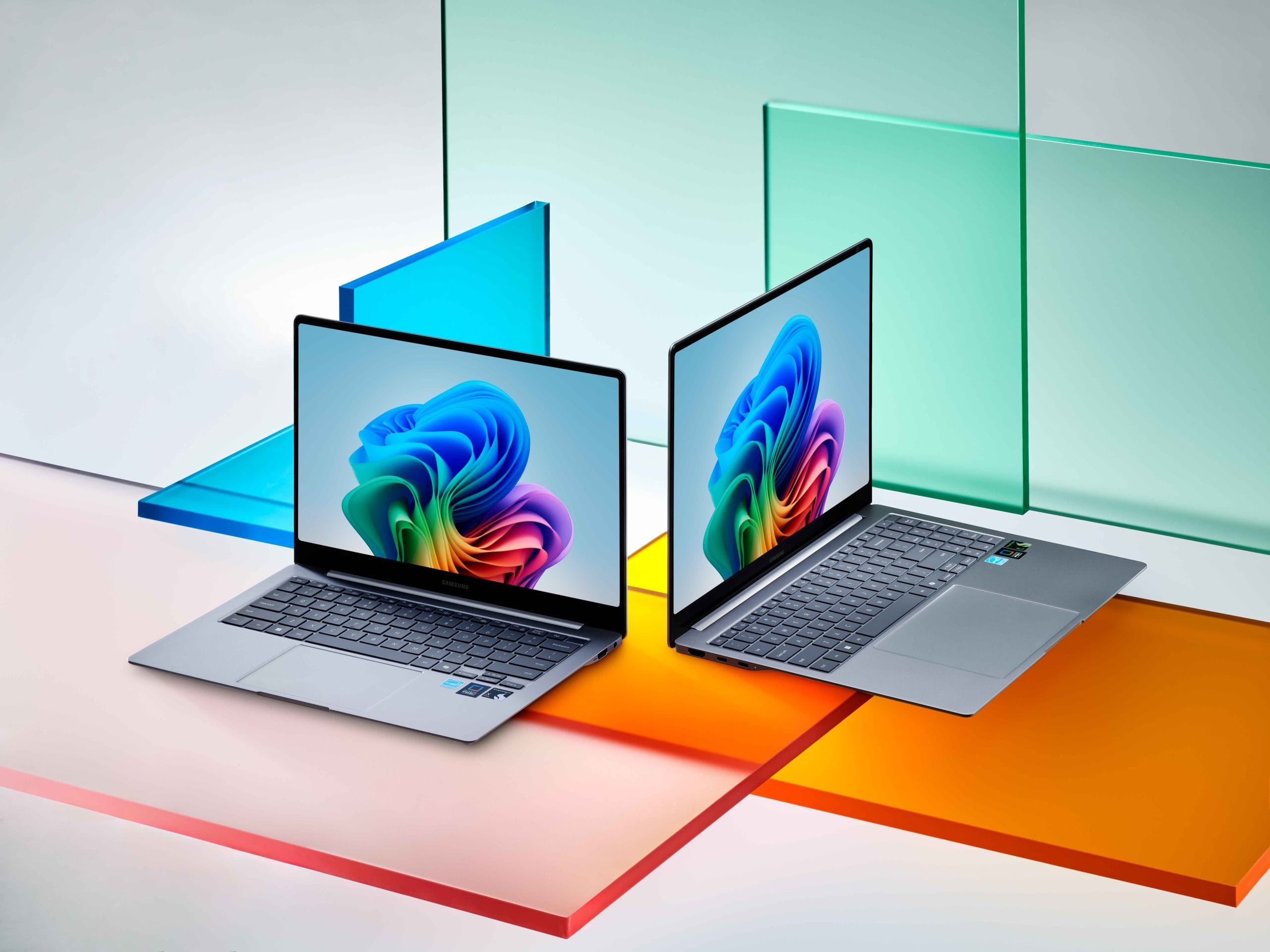 Galaxy Book 4 Edge de 15 y 16 pulgadas abiertos con el escritorio de Windows 11 sobre un fondo abstracto