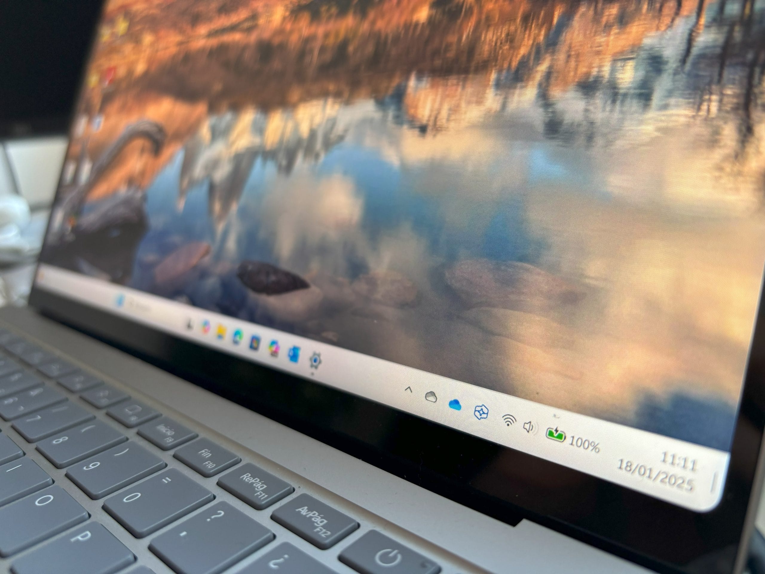 El nuevo icono de batería y su porcentaje en una Surface Laptop 7