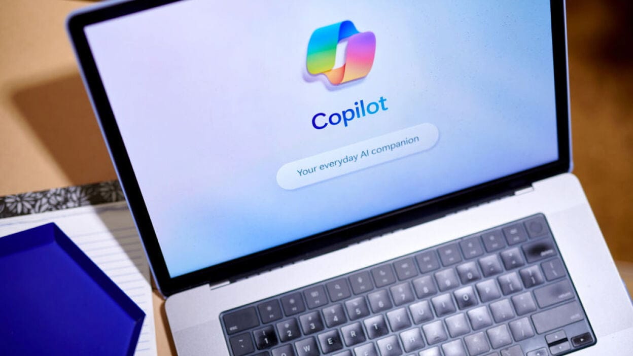 Imagen de un portátil con Copilot