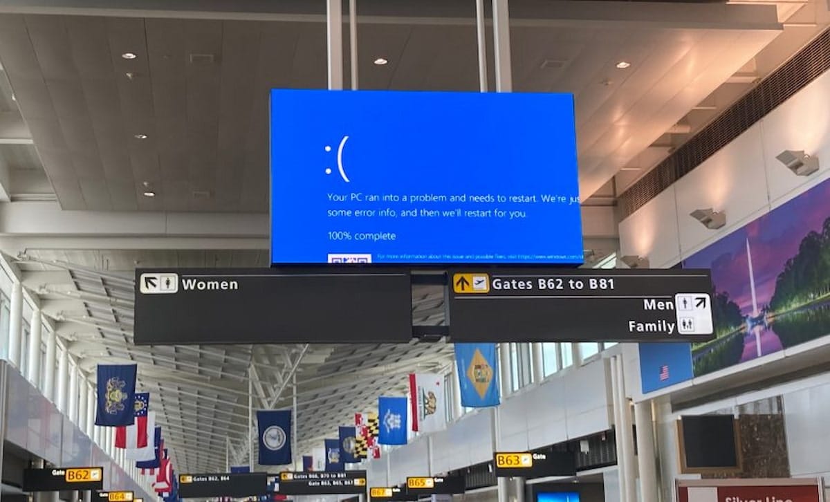 Imagen de un pantallazo azul de la muerte en un aeropuerto