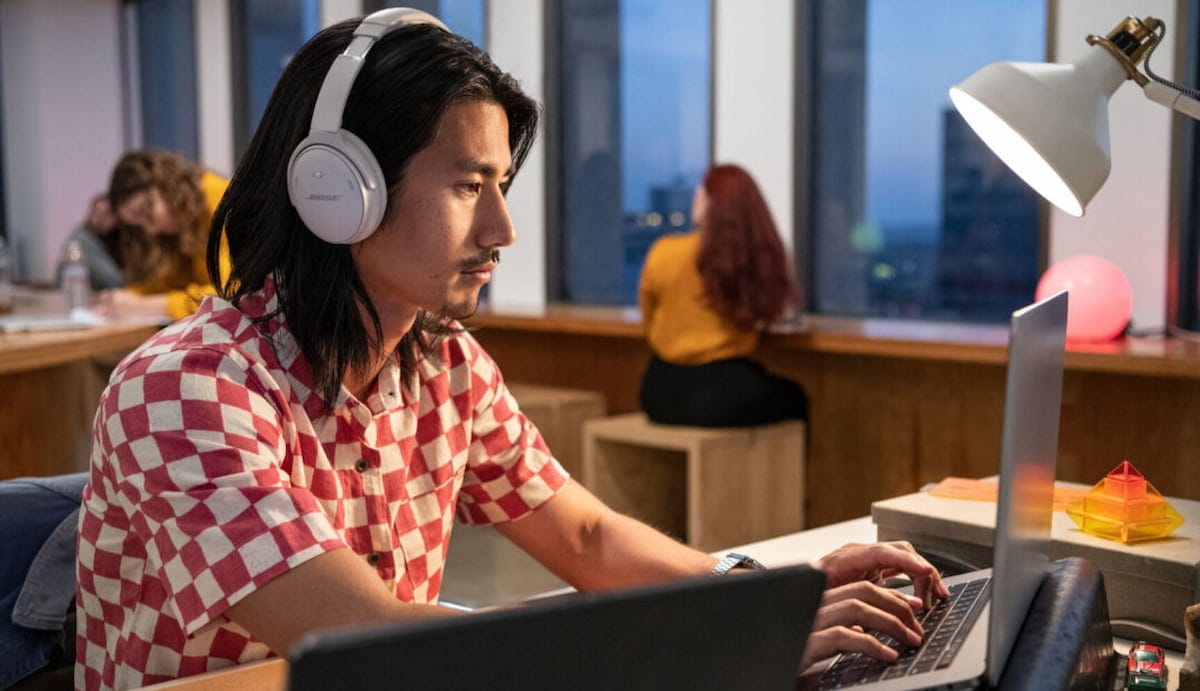 Imagen de alguien usando auriculares Bluetooth