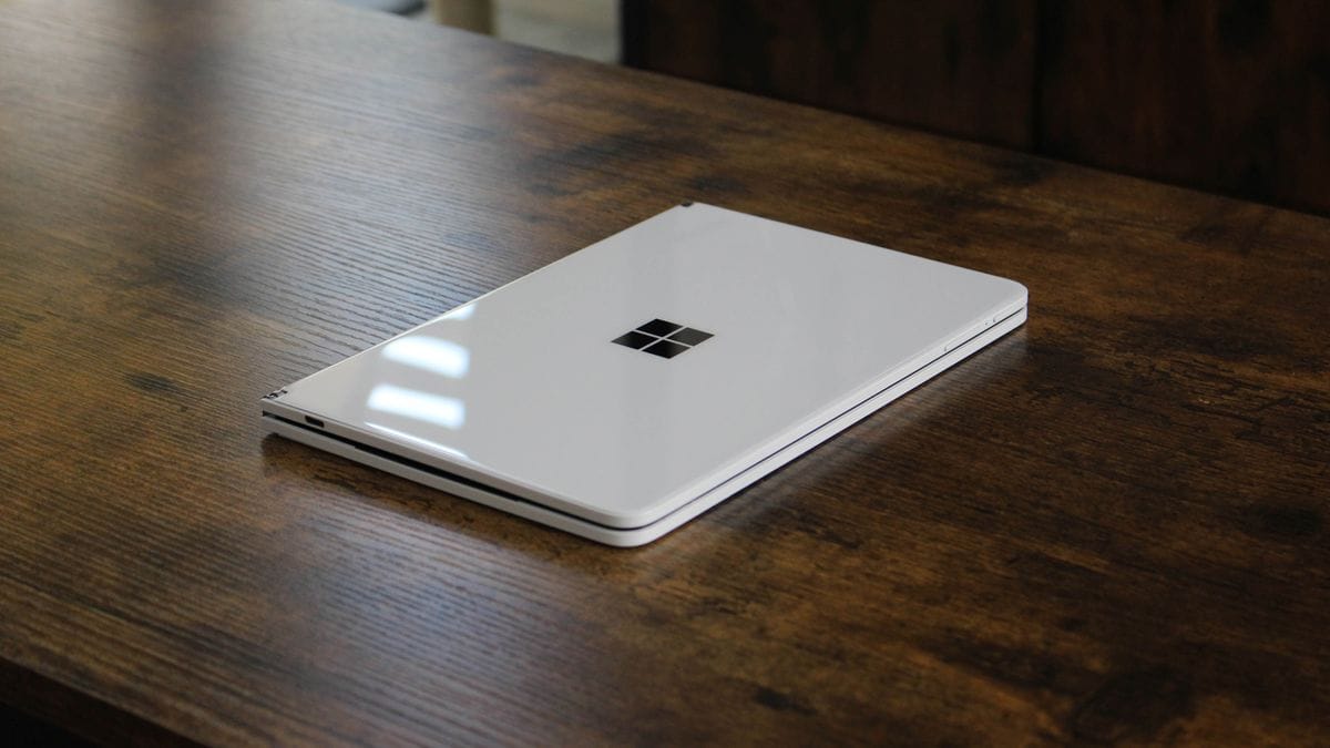 Surface Neo cerrada sobre una mesa de madera.