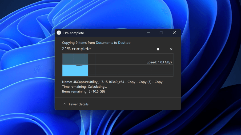 El diálogo de transferencia de archivos con tema oscuro en Windows 11
