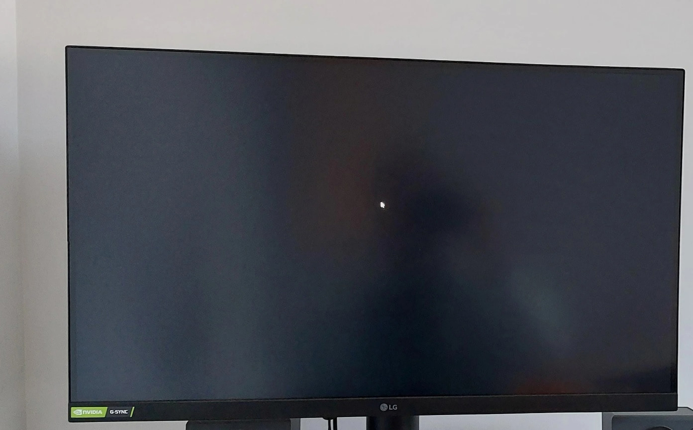 Imagen de un monitor con pantallazo negro de Windows 11