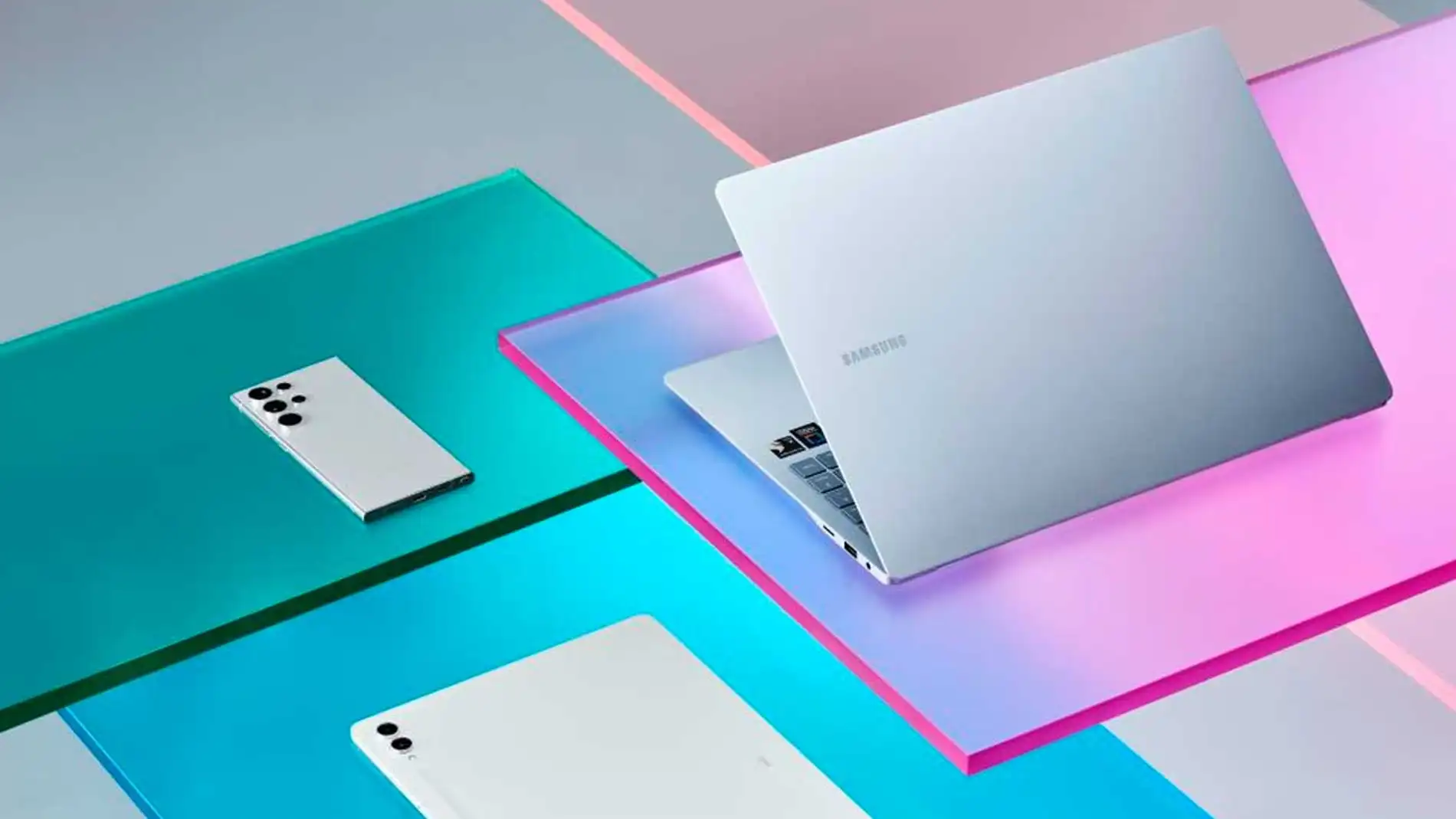 Imagen promocional del Samsung Galaxy Book 4 Edge junto a un teléfono y tablet de la familia Samsung Galaxy